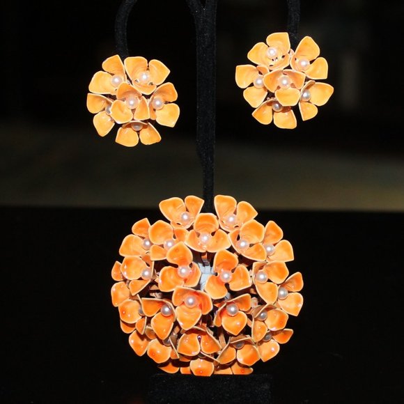 Beautiful Enamel and baby pearls adorn this brooch & clip back earrings - Picture 1 of 16